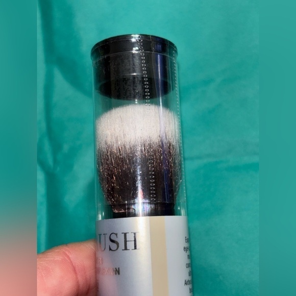 NEW 🖌️ IT Cosmetics #132 Airbrush Dual-Ended Flawless Complexion Brush ✨ NEW - Picture 6 of 10